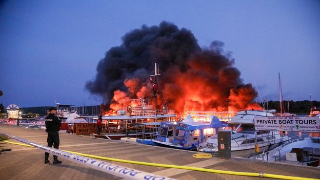 U Marini Medulin požar zahvatio velik broj brodica - 16