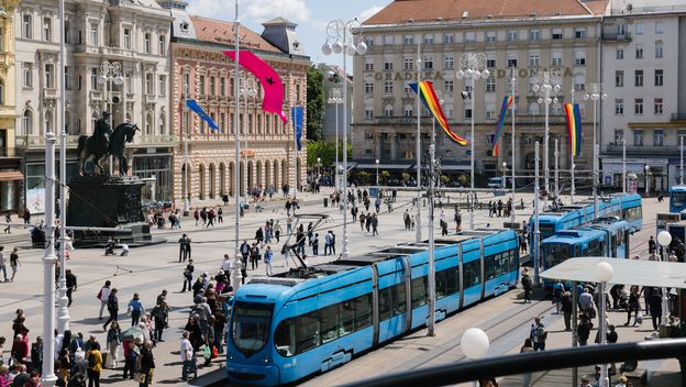 Zagreb pride zastave po zagrebačkim trgovima