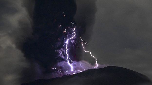Erupcija vulkana Ibu - 1