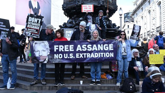Podrška Assangeu na Trgu Piccadilly u Londonu