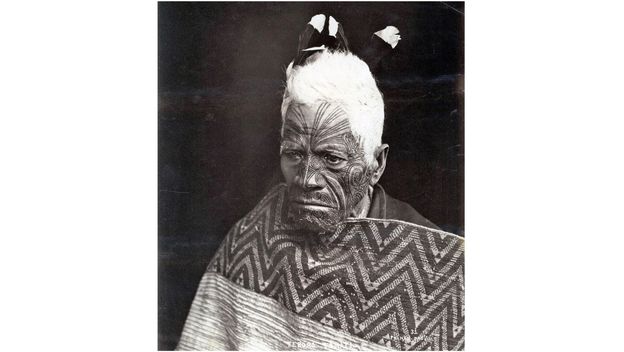 Poglavica naroda Maori u kosi nosi pero ptice huia