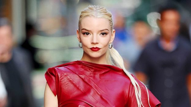 Anya Taylor-Joy u Muglerovoj mini haljini u New Yorku - 6