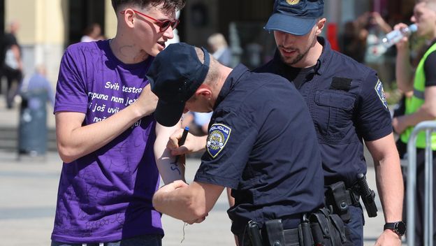 Policajac se potpisuje maturantu na ruku