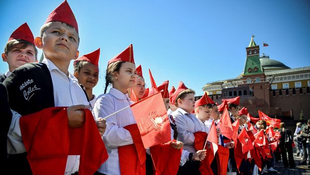 Ruska djeca na ceremoniji primanja u organizaciju pionira