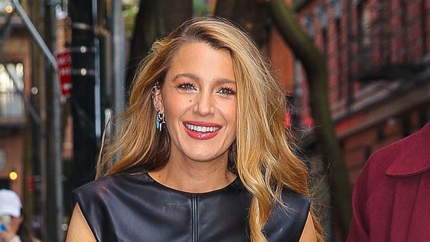 Blake Lively preko kožnatih hlača nosi minicu - 1