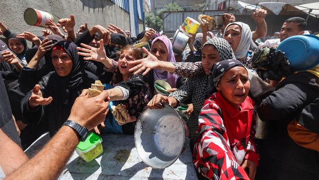 Palestinci čekaju u redovima za topli obrok