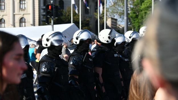 Kordon policije između prosvjednika i Vučićevih pristaša - 1