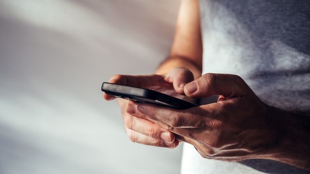 Mladić tipka na mobitel, ilustracija