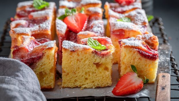 Kolač od jogurta s jagodama