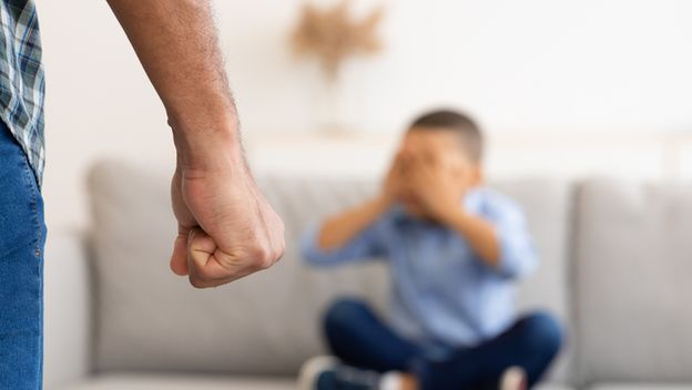 Otac prijeti djetetu, ilustracija