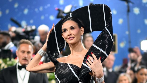 Demi Moore na Met Gali u haljini inspiriranoj kravatom - 3