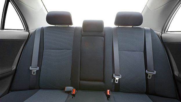 Sigurnosni pojasevi na stražnjoj klupi automobila