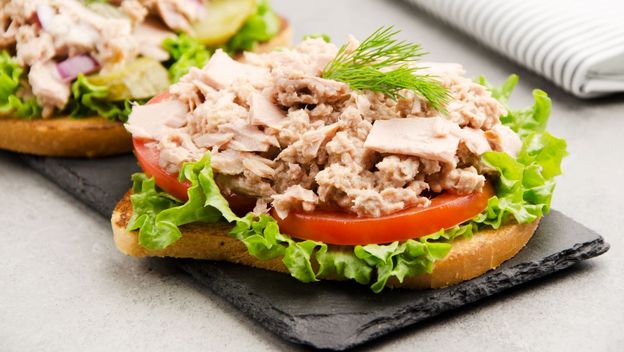 Tost s tunom i povrćem