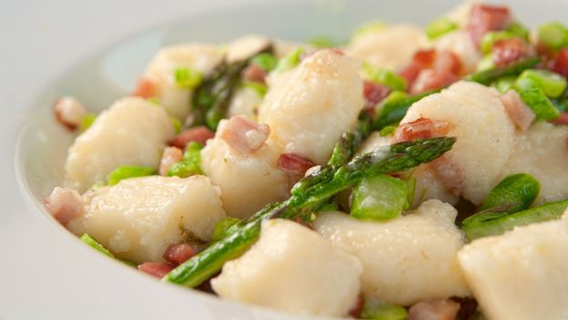 Toskanski njoki sa šparogama i pancetom