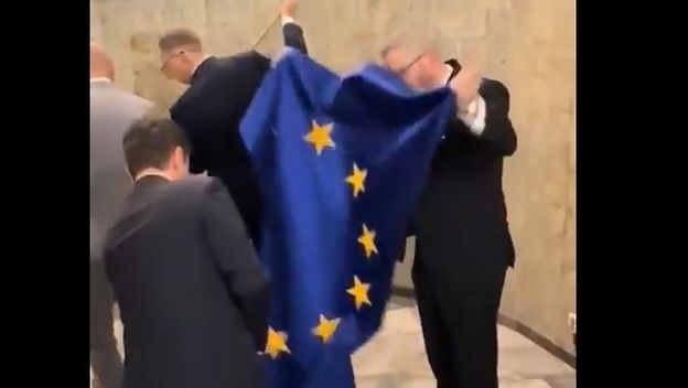 Grzegorz Braun s zastavom