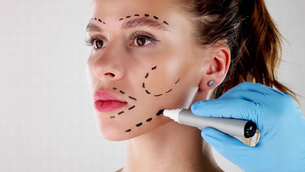 Žena spremna za operaciju lica