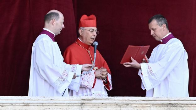 Francuski kardinal protođakon Dominique Mamberti objavljuje ime novog pape