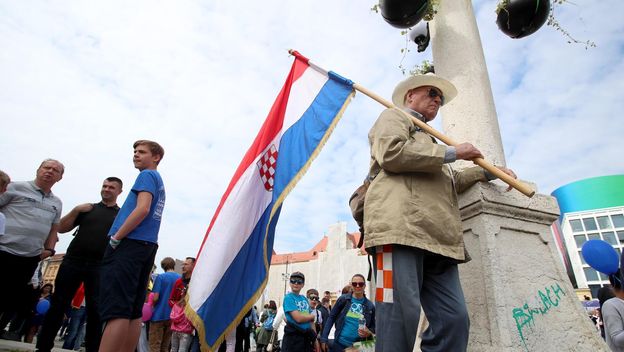 Okupljaju se sudionici Hoda za život kod zagrebačkog HNK