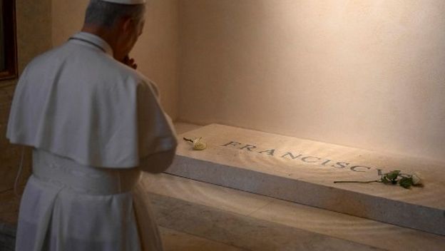 Papa Lav XIV. na grobu pape Franje