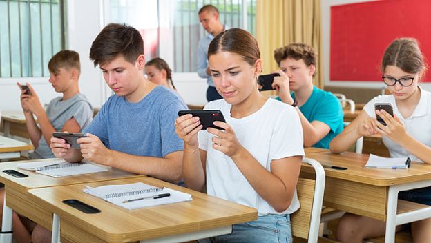 Učenici s mobitelima