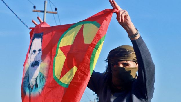 Kurdistanka sa zastavom PKK