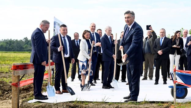 Premijer Andrej Plenković i ministrica Irena Hrstić otvorili radove na postrojenju IMZ-a u Rugvici - 10