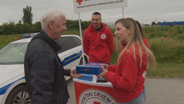 Hrvatski križ poklanja kutiju prve pomoći