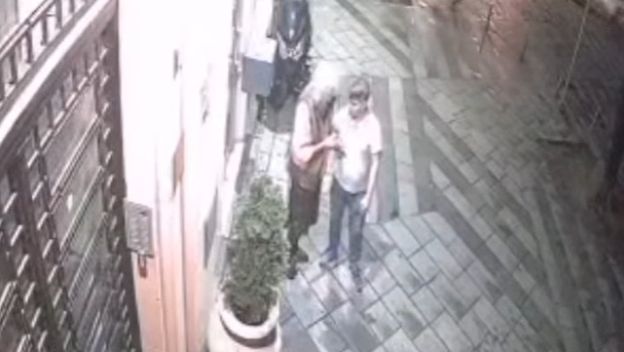 Napad na stariju ženu, screenshot