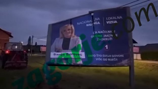 Muškarac traktorom srušio HDZ-ov predizborni plakat