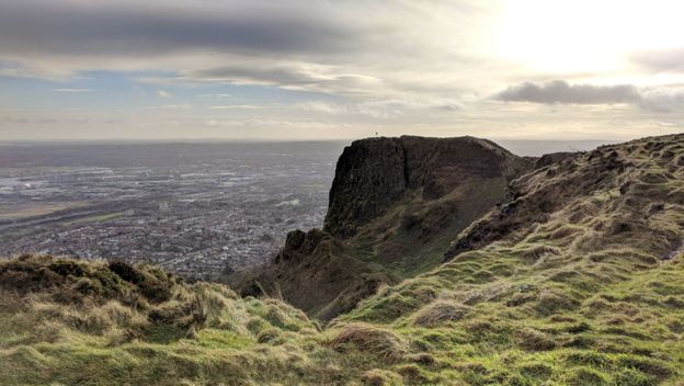 Fotografija Belfasta s planine Cavehill i neobičnom scenim
