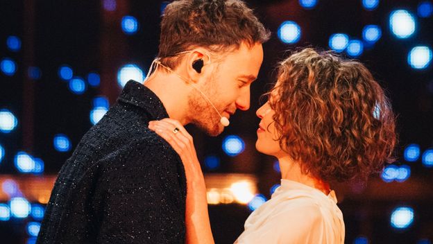 Slovenski predstavnik Klemen sa suprugom Mojcom na pozornici Eurosonga