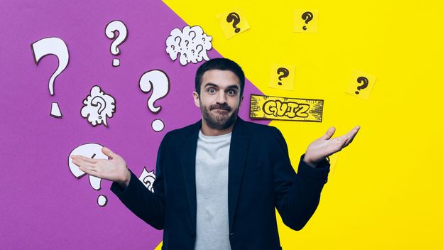 Muškarac sa slegnutim ramenima i pozadina kviza znanja