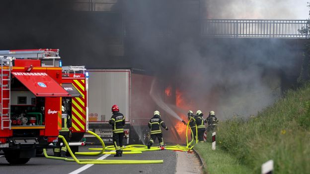 Na autocesti A3 između čvorova Sveta Nedelja i Zagreb zapad se zapalio šleper - 1