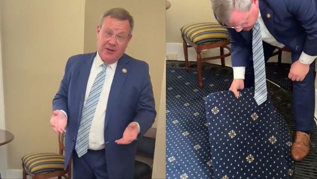 Američki političar Tim Moore kako pokazuje skriveni tunel
