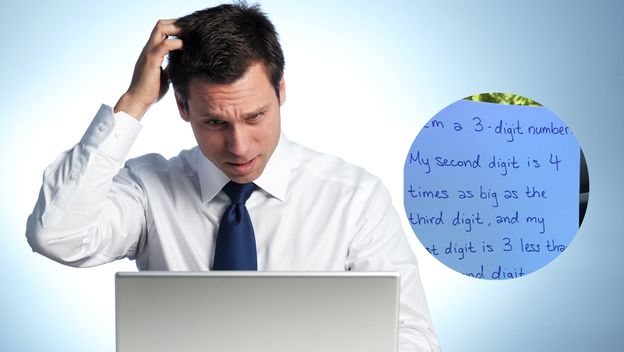 Muškarac koji se češka po glavi ispred računala i matematička mozgalica
