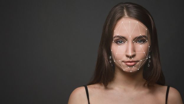 Djevojka s digitalnom mapom lica, ilustracija