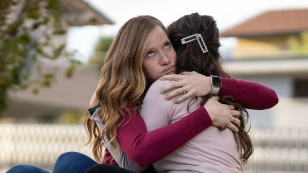 Djevojka okreće očima