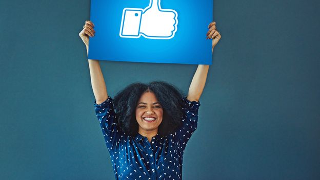 Djevojka drži tablu sa simbolom gumba Like