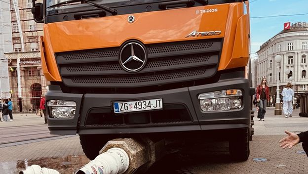 Kamion Zagrebačkog Holdina srušio stup - 1
