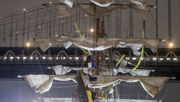 Brod meksičke mornarice udario u Brooklynski most u New Yorku - 6