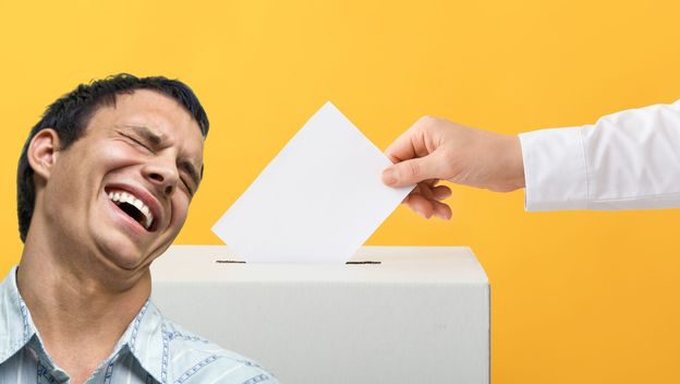 Glasovanje i muškarac koji se smije