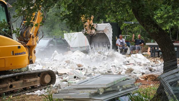 Rušenje bespravno izgrađenih objekata u Šišanu - 15