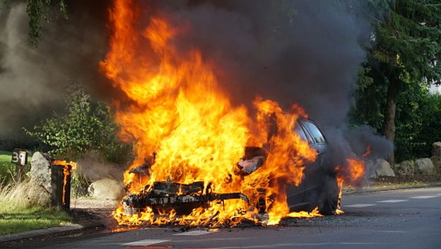Automobil u plamenu, ilustracija