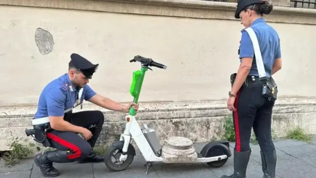 Dio antičkog stupa koji je turist prevozio