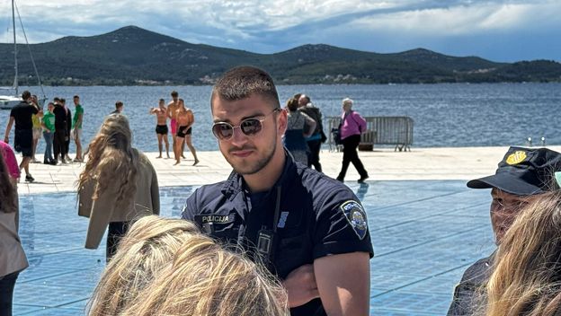 Zadarski policajac potpisao se na majice maturantica - 1