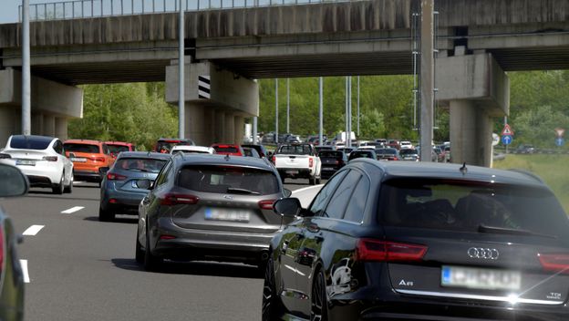 Automobili na autocesti