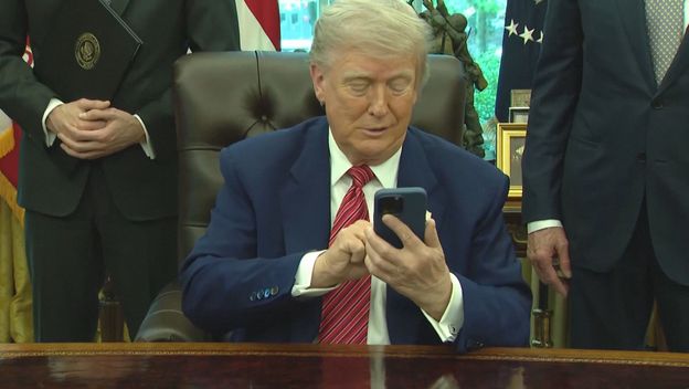 Donaldu Trump tijekom konferencije za medije dva puta zazvonio mobitel