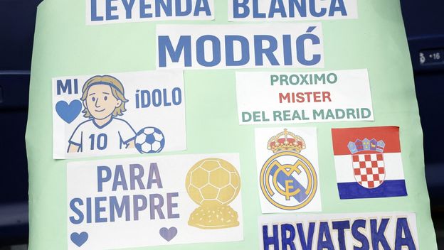 Navijački poster za Modrića na oproštaju