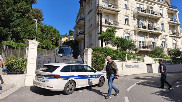 Armada razbijala ispred hotela s igračima Slavena