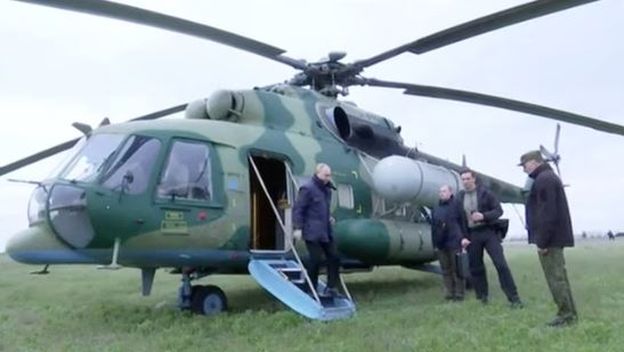 Ruski predsjednik Vladimir Putin izlazi iz svojeg helikoptera